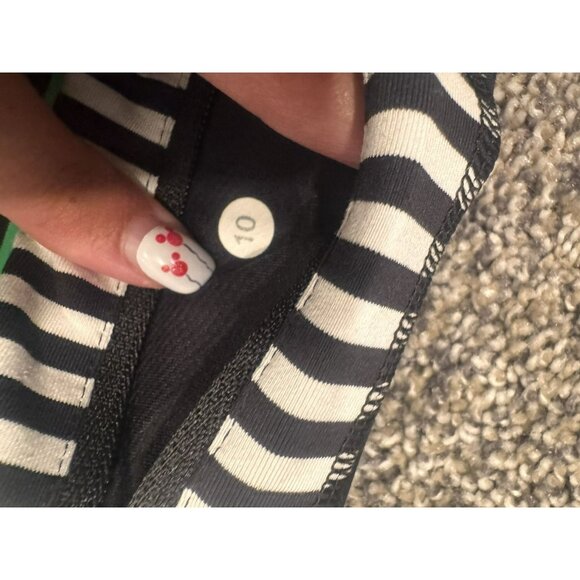 Lululemon Run Inspire Crop II Seawheeze Luxtreme Size 10 EUC - Picture 4 of 5